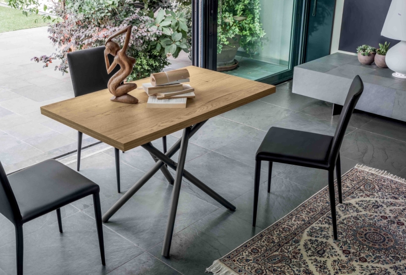 Pivot table in a calm, uncluttered living room