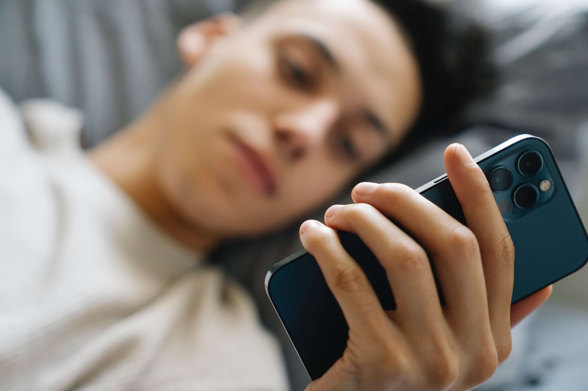 Using your phone in bed can make you more alert