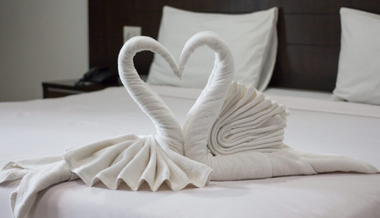 How to make a towel swan for your bed
